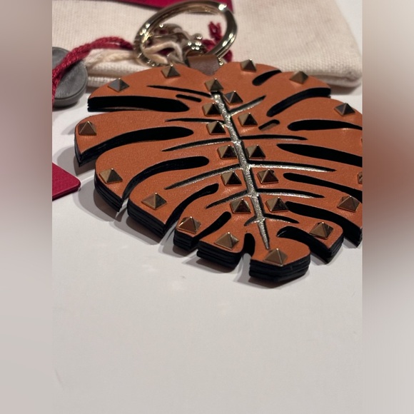 NWT $567  Valentino Rockstud Leaf Leather Bag Charm/Keychain - Picture 3 of 16